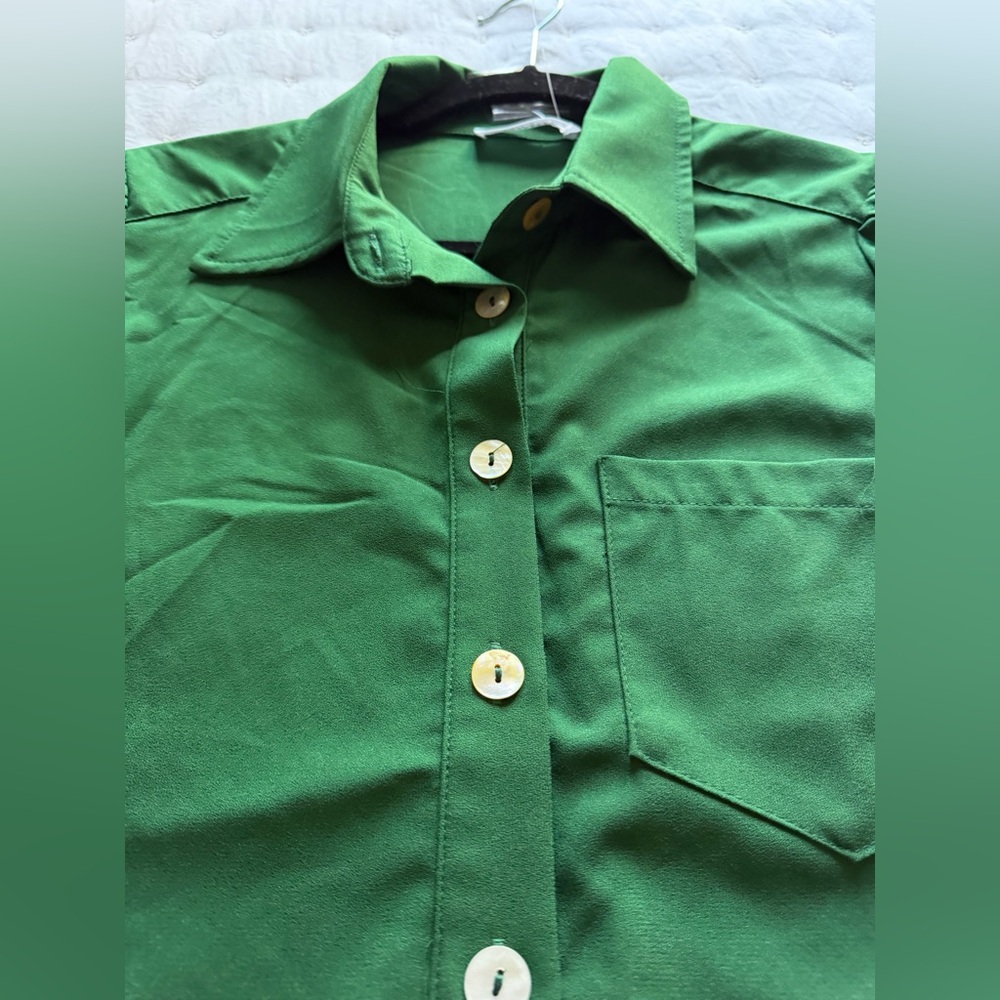 Green Avara dress with front pocket and button up front. Size: S - Picture 3 of 4